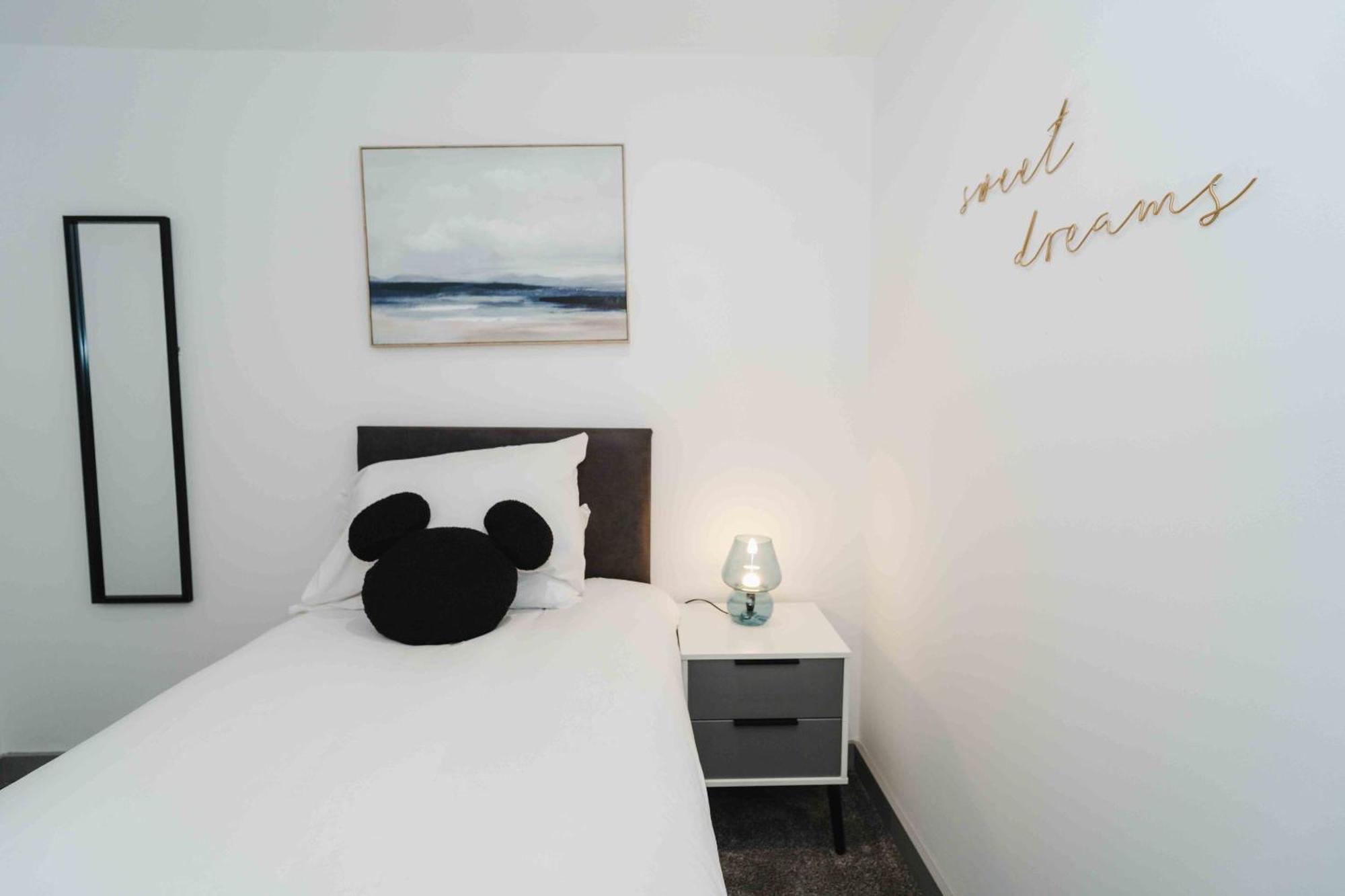 Stunning Luxury Stay By Vichy Кингстън ъпон Хъл Екстериор снимка